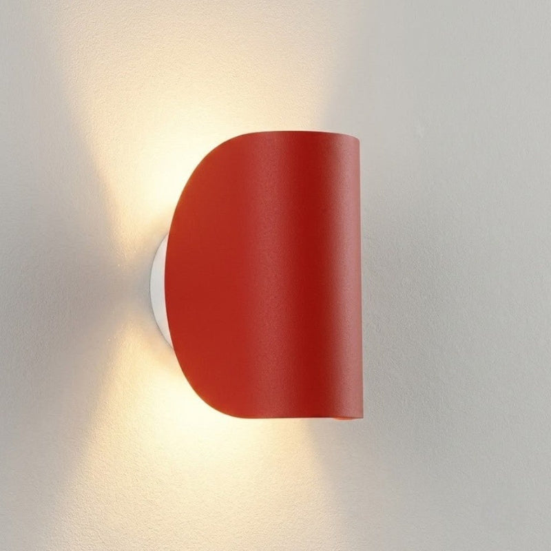Kivora Luma Adjustable Wall Sconce for Modern Interior Lighting
