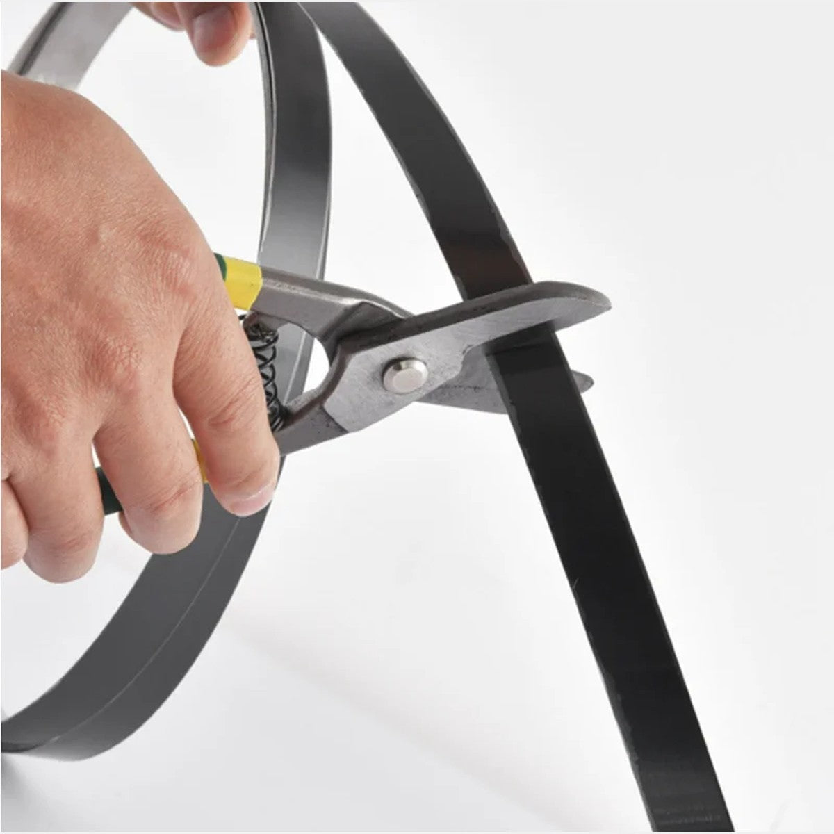 Cutting the Linea steel band to length with metal snips