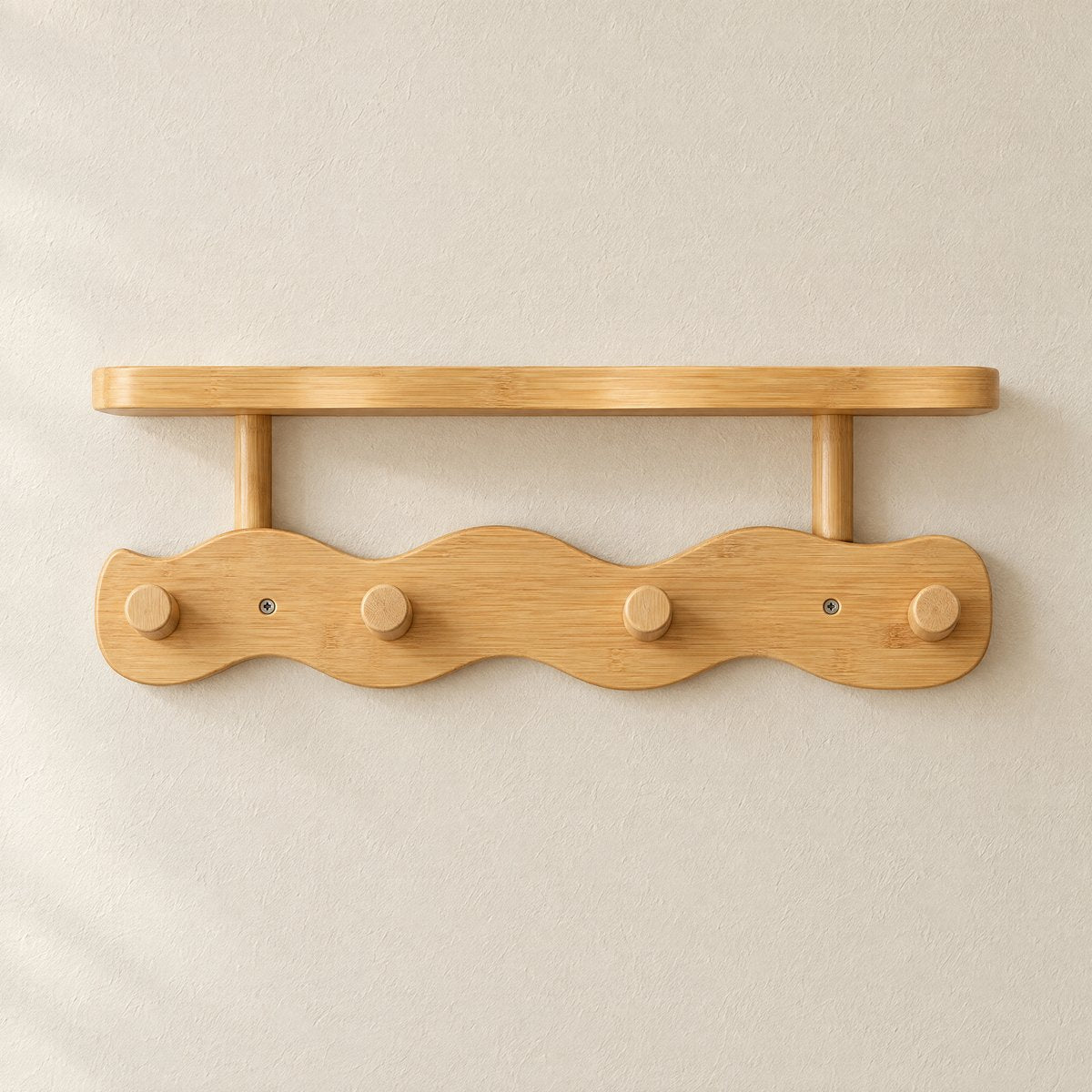 Onda wavy bamboo coat rack in oak with one shelf and 4 pegs on an off-white wall